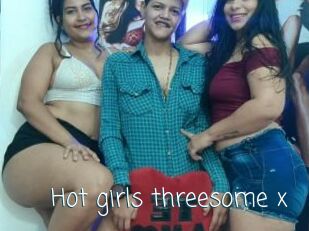 Hot_girls_threesome_x